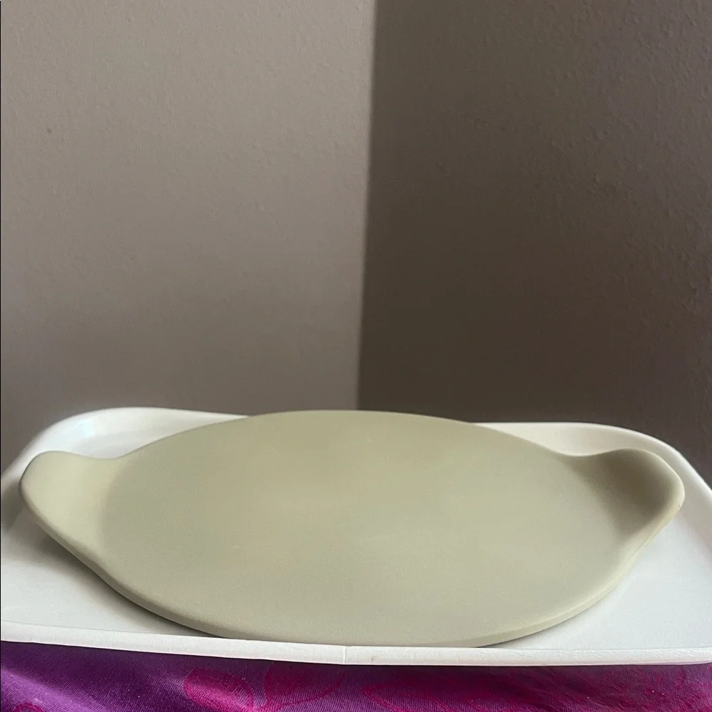 Pampered Chef Medium Round Stone w Handles 13” NEW!